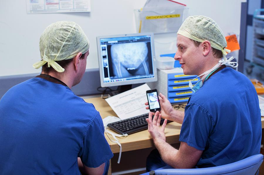 Additional Work Doctor Doctors At Work by Mark Thomas / Science Photo Library