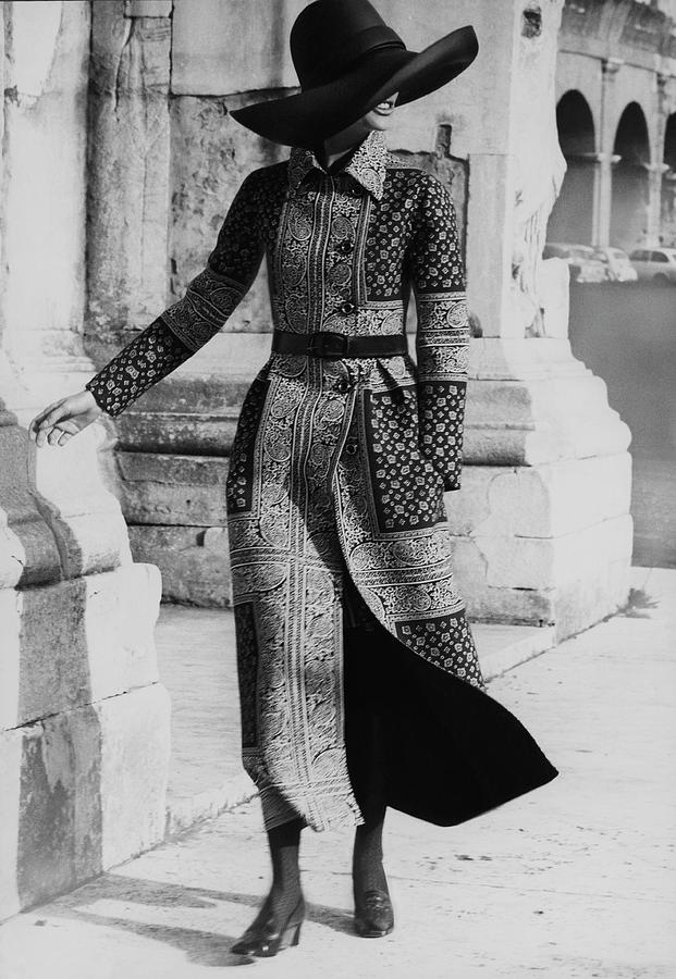 【希少】Valentino Garavani ヴィンテージ ロングジャケット Model Wearing A Valentino Coat by Henry Clarke