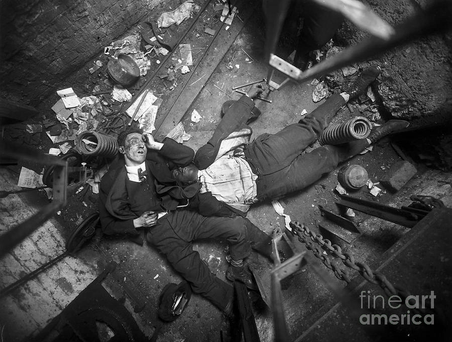 Crime Scene Nyc Early 20th Century #2 by Science Source
