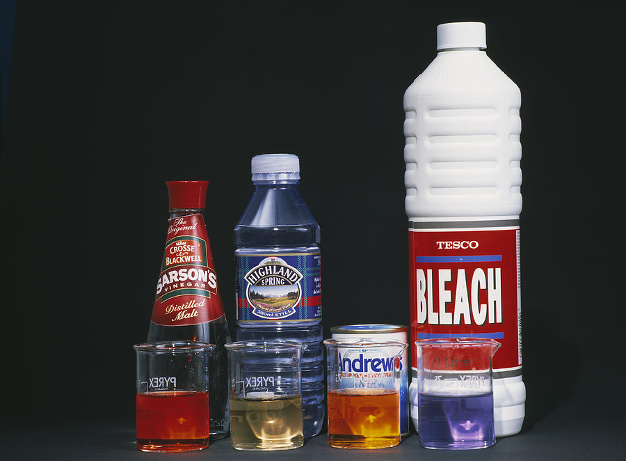 Universal Indicator by Andrew Lambert Photography / Science Photo Library
