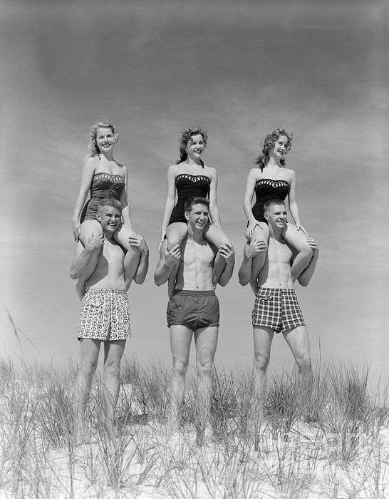 beach-balancing-act-1950s-60s-jigsaw-puzzle-by-h-armstrong-roberts-and