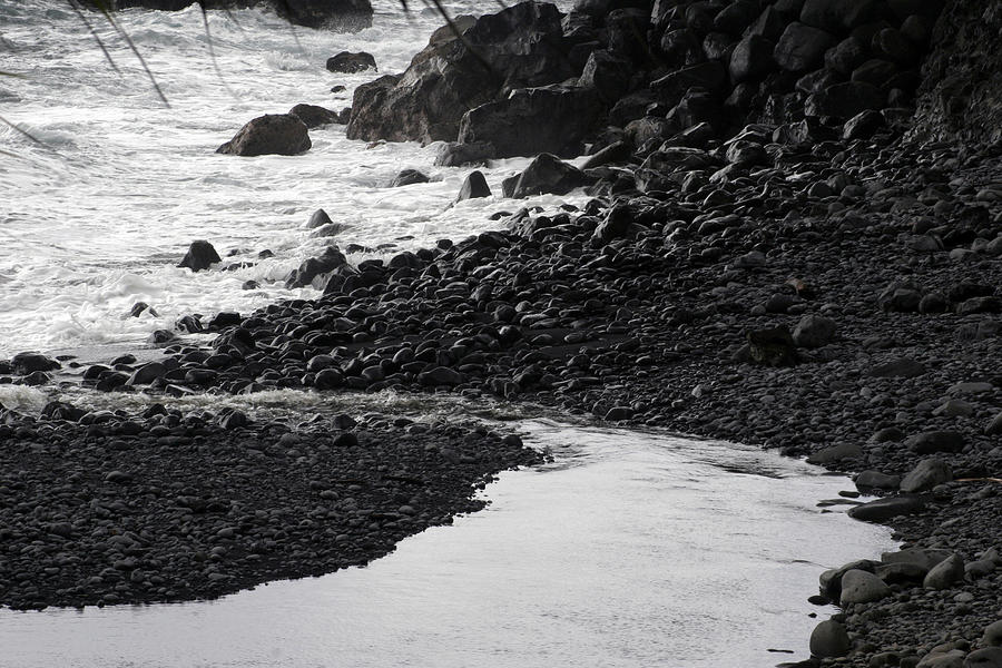 Black Lava Beach, Maui Photograph by Kenneth Campbell