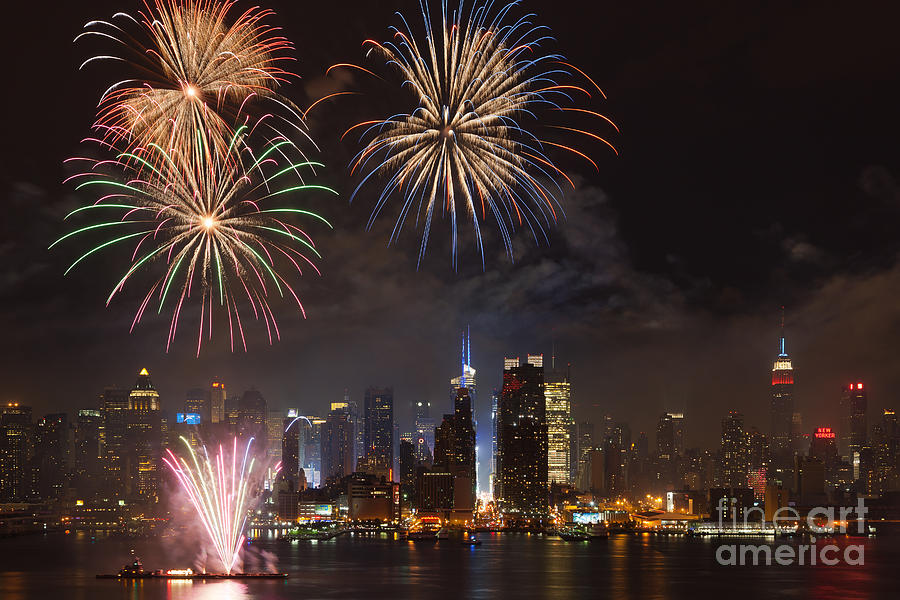 Fireworks Over City Skyline Photograph - Hudson River Fireworks IV by Clarence Holmes