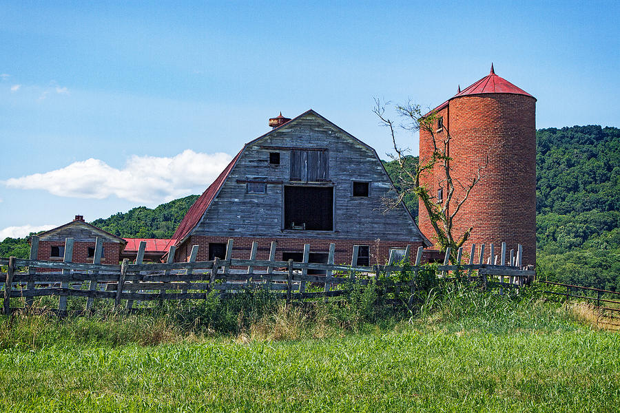 Old Vinton Barn Photograph by Rob Narwid
