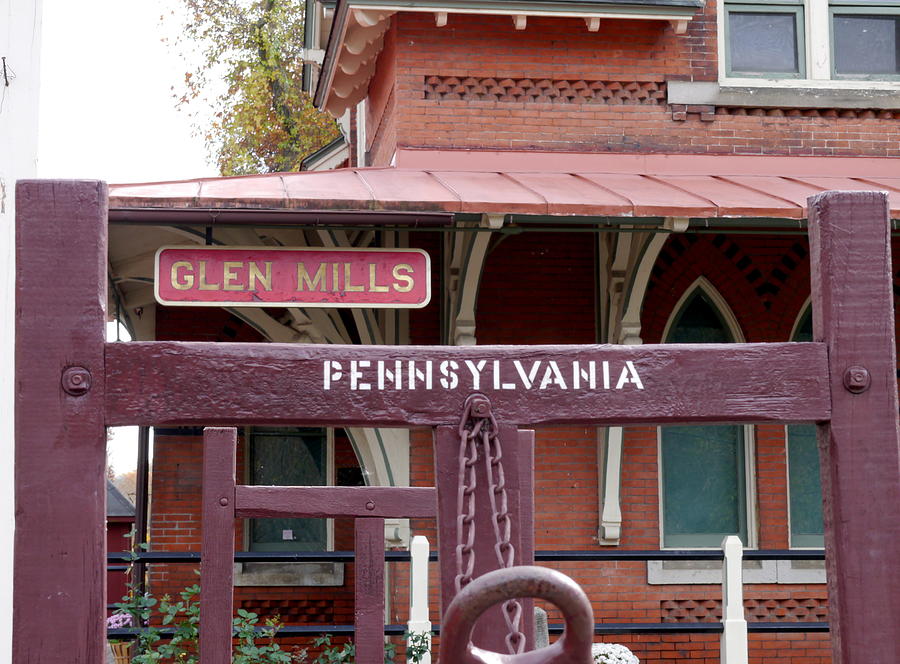 Glen Mills Railroad Station Photograph - Pennsylvania - Glen Mills Railroad Station by Richard Reeve