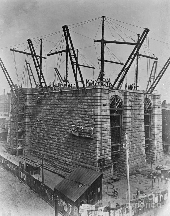 Barkskibet Lindemans Bygget 1869 石版画 Construction Of The Brooklyn Bridge #1 by Bettmann