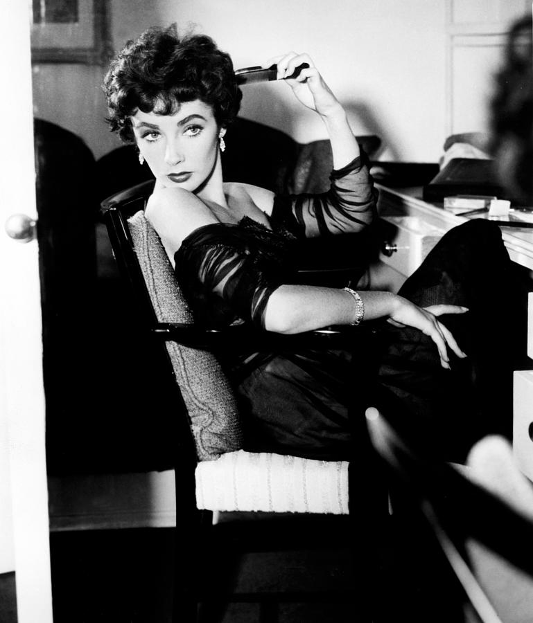 Elizabeth Taylor　直筆サインと白黒ポートレート写真 Portrait Of Elizabeth Taylor In The #4 by Api