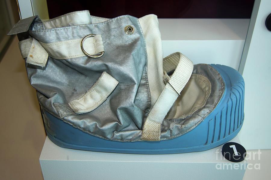 Apollo Moon Boot. by Mark Williamson / Science Photo Library