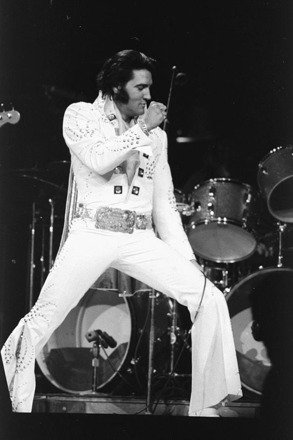 https://images.imagerenderer.com/images/artworkimages/mediumlarge/2/elvis-presley-on-stage-during-his-1972-new-york-daily-news-archive.jpg