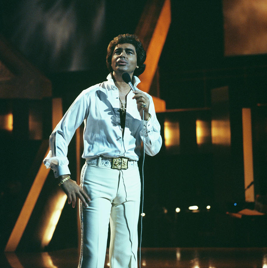 https://images.imagerenderer.com/images/artworkimages/mediumlarge/2/engelbert-humperdinck-performs-on-tv-mike-prior.jpg