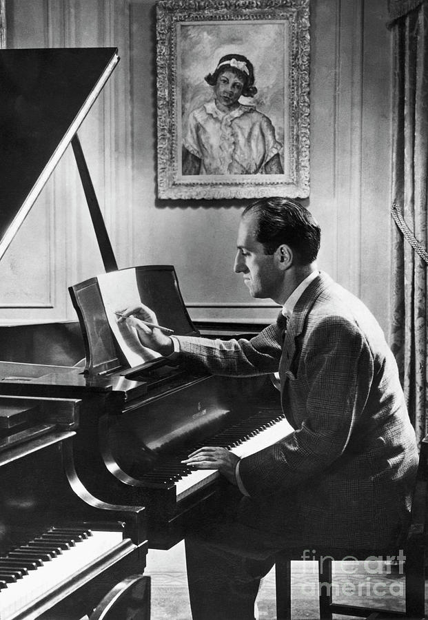 老人とパイプがGERSHWIN PIANOを弾く写真【即購入OK‼️】 George Gershwin At The Piano by Bettmann