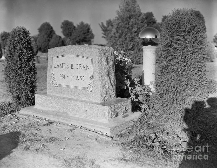 James Deans Headstone by Bettmann