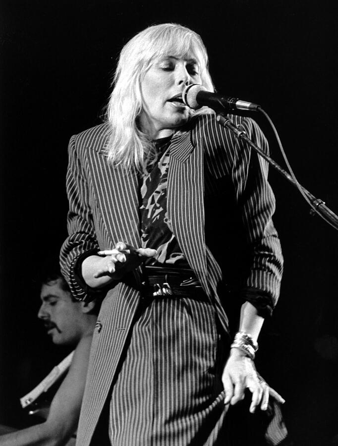 Joni Mitchell, Wembley Arena, London - by Brian Rasic
