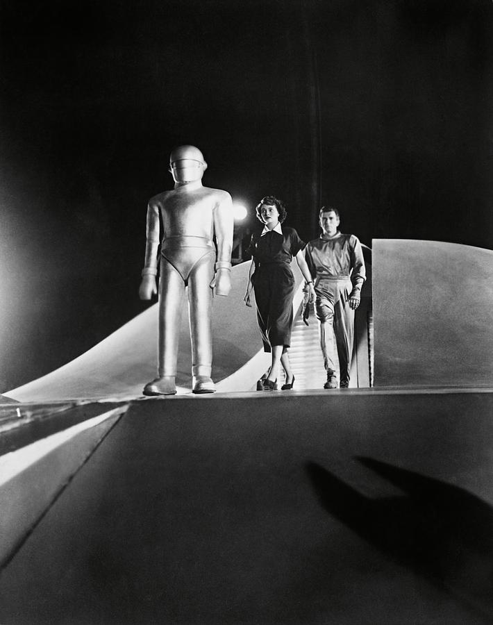 MICHAEL RENNIE and PATRICIA NEAL in THE DAY THE EARTH STOOD STILL -1951 ...