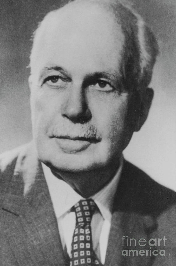 Portrait Of Sir William Lawrence Bragg by Science Photo Library