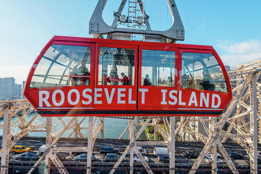 Roosevelt Island Tramway NYC Digital Art - Roosevelt Island Tramway, Nyc by Arcangelo Piai