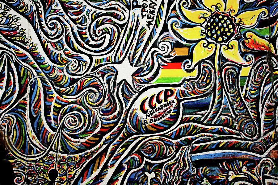Berlin Wall #40 Photograph by Robert Grac