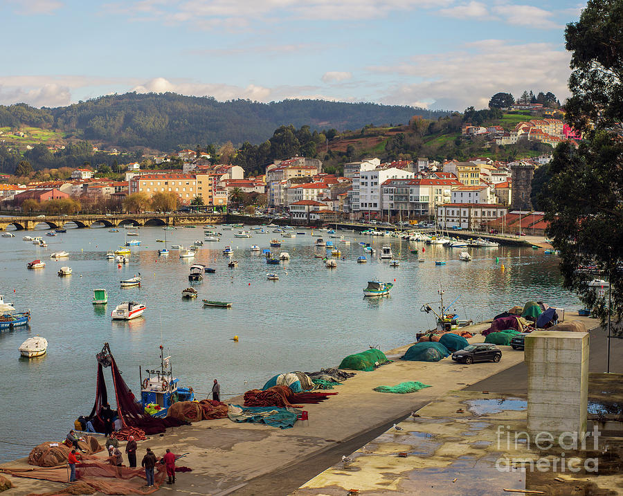 Fishermen Repairing Nets, Pontedeume, Galicia: photograph by Sapiens Verbum