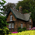 Charming Cottage in Edinburgh by Kevin Schwalbe